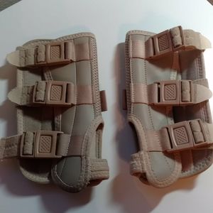 Carpal tunnel braces, left and right